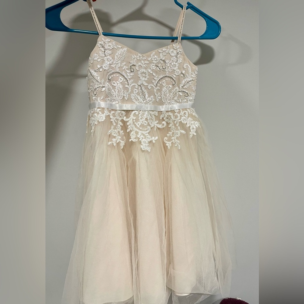 Size 5 flower girl dress / David’s Bridal. Ivory color with lace